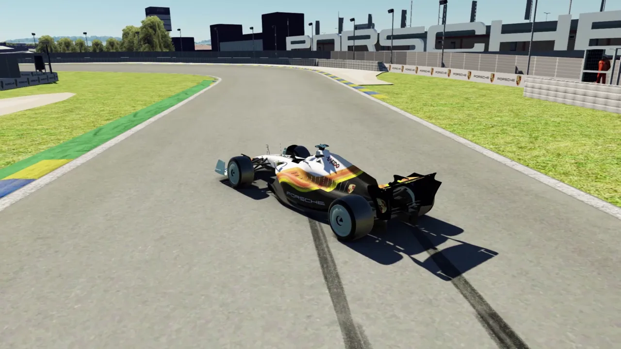 Monoplaza personalizado recorriendo un circuito diseñado a medida